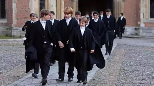 校服承擔(dān)育人功能，但為何中國(guó)校服卻承擔(dān)管理功能？