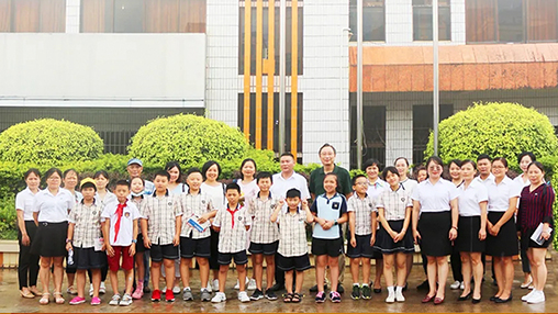 《南國(guó)早報(bào)》小記者團(tuán)走進(jìn)百裕集團(tuán)生產(chǎn)中心，探訪“學(xué)生裝”奧秘