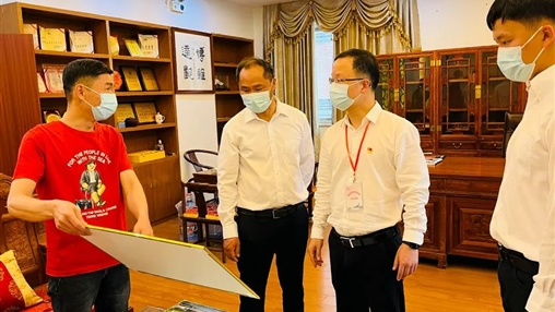 惠安縣委常委、組織部部長(zhǎng)洪亞清蒞臨百裕集團(tuán)研發(fā)中心調(diào)研指導(dǎo)工作